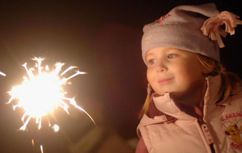 Ура, каникулы! Пиротехника, которую можно запускать с детьми - Октябрьское | oktyabrskoe.salutsklad.ru